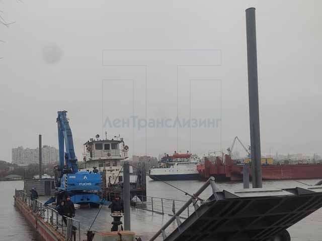 FUCHS MHL 360 на пароме
