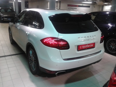 Porsche Cayenne S Hybrid сзади в Нижнем Новгороде